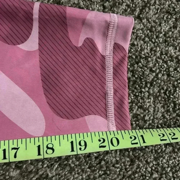 Zyia Pink Camo Capris With Pockets - Picture 4 of 4